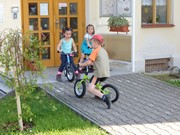 Společné odpoledne rodičů a dětí - natírání popelnic